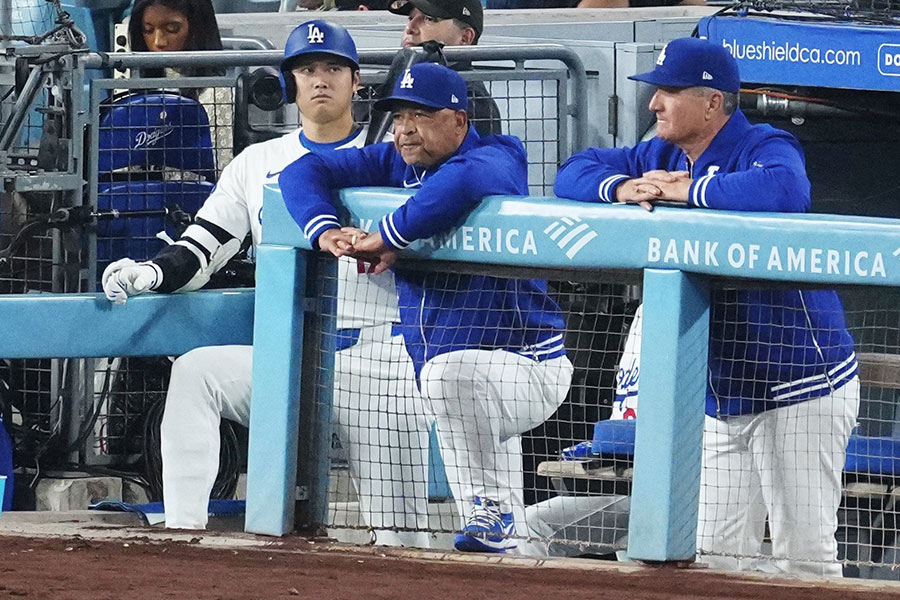 ドジャース・大谷翔平（左）とデーブ・ロバーツ監督【写真：荒川祐史】