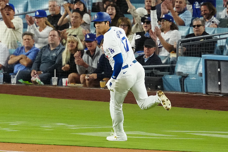 本塁へ生還したドジャース・大谷翔平【写真：荒川祐史】