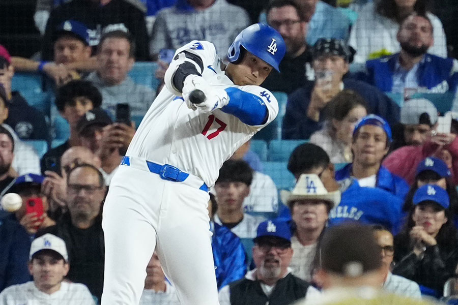 パドレス戦で適時打を放つドジャース・大谷翔平【写真：ロイター】