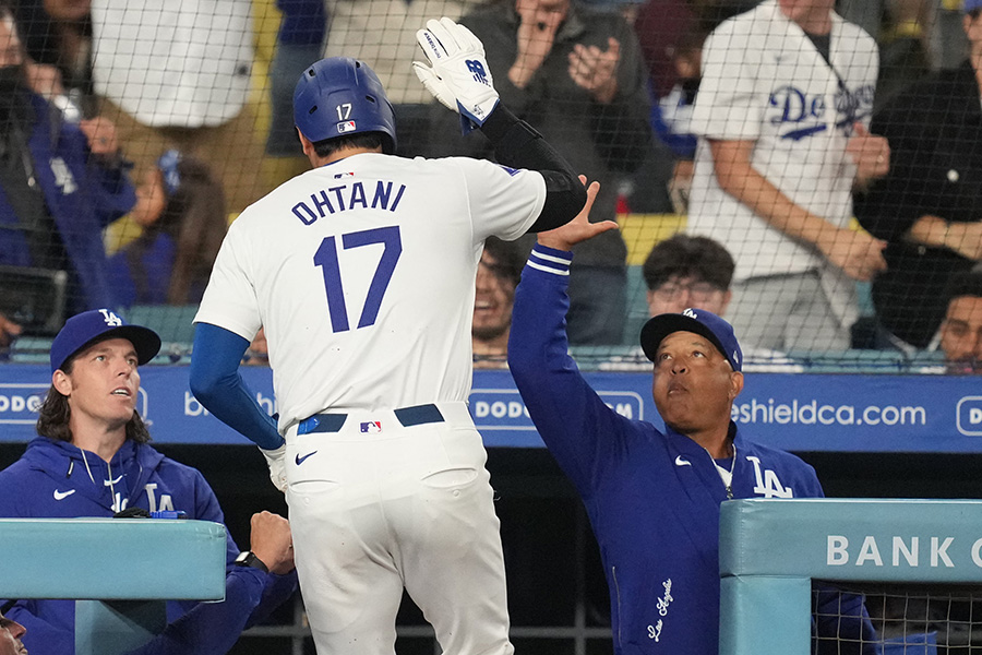 ドジャース・大谷翔平とハイタッチするデーブ・ロバーツ監督（右）【写真：ロイター】