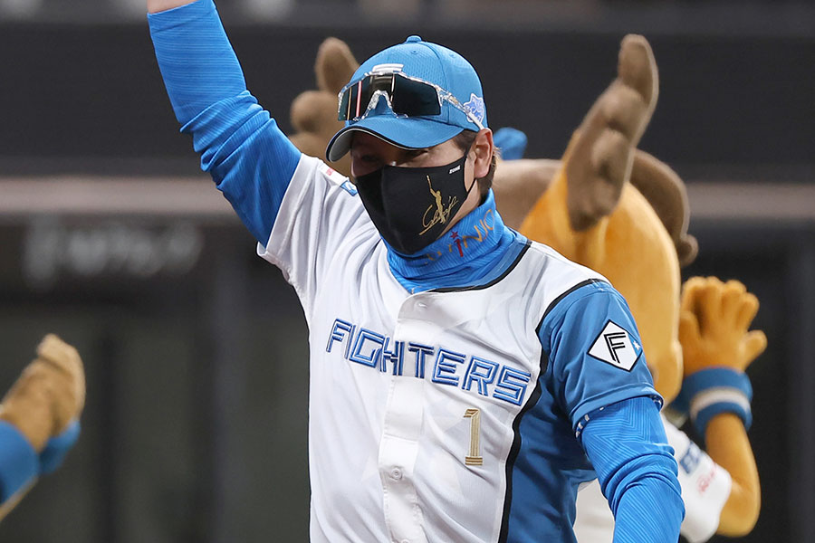 新庄選手（監督）　カード　フィールドオブナイン 一言マイク】2カード連続の初戦勝利を飾った新庄監督 | 道新スポーツ