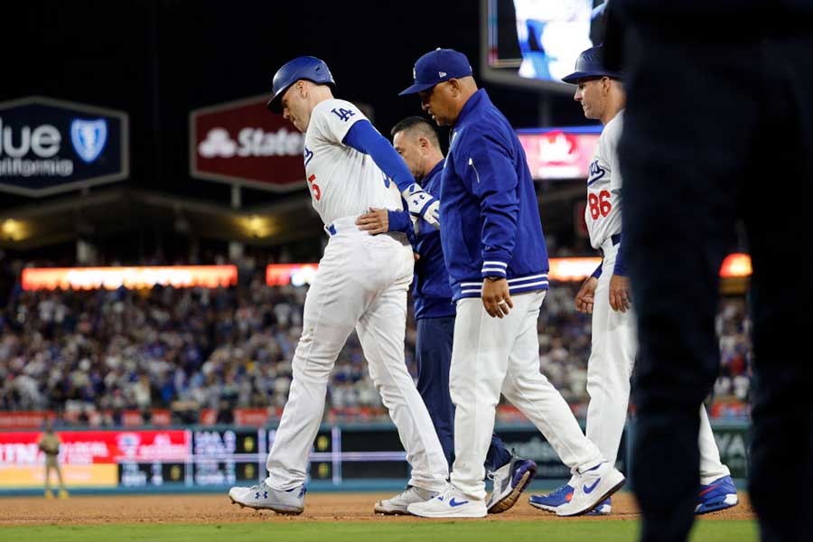 足を引きずってベンチ裏へ下がるドジャースのフレディ・フリーマン（左）【写真：Getty Images】