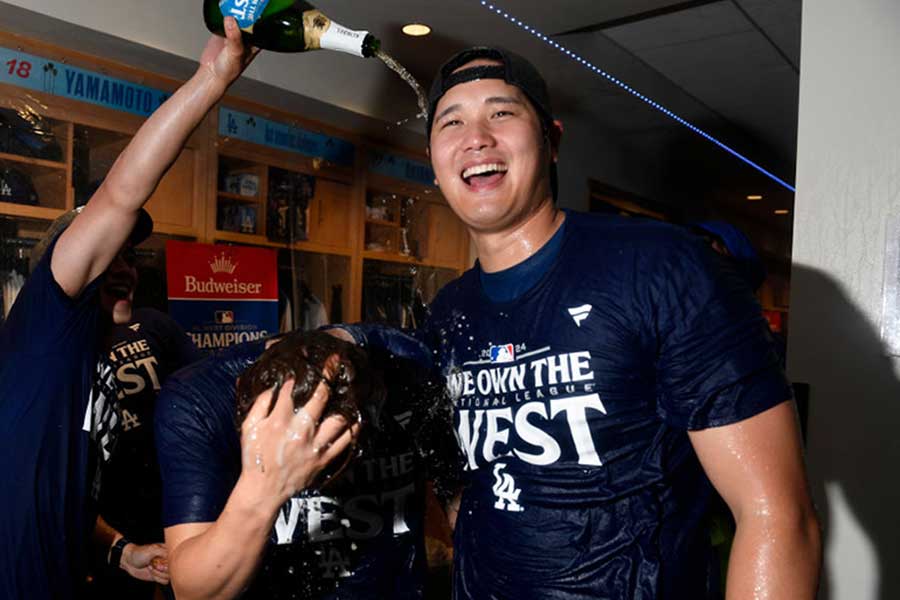 シャンパンファイトで笑顔を見せるドジャース・大谷翔平【写真：Getty Images】