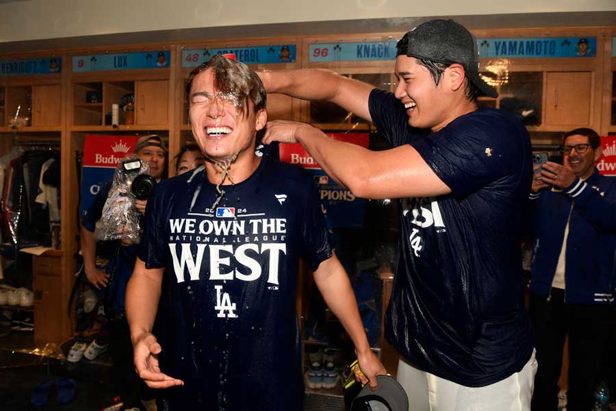 シャンパンファイトで山本由伸（左）にビールを流し込む大谷翔平【写真：Getty Images】