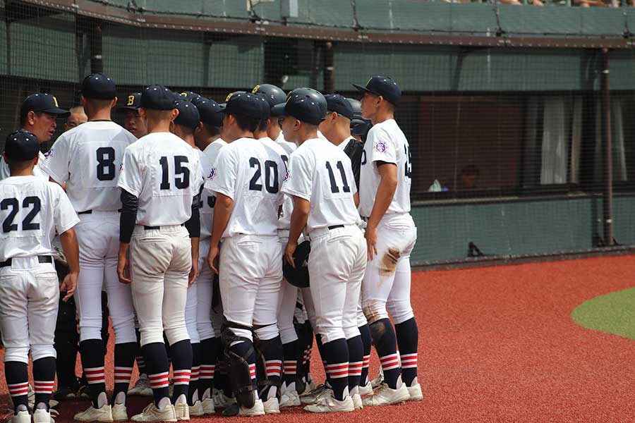 円陣を組む武相ナイン【写真：大利実】