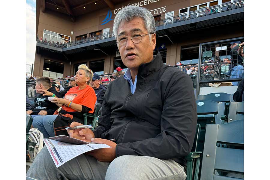 マイナーの試合を視察する日本ハム・木田優夫GM代行【写真：球団提供】