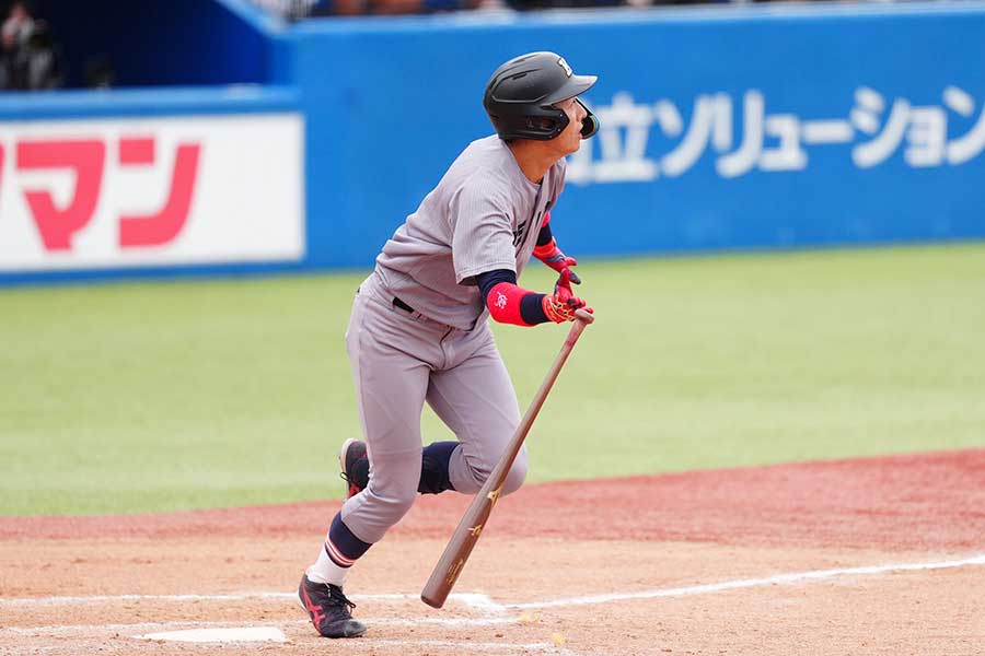 明大戦で本塁打を放った慶大・清原正吾【写真：小林靖】