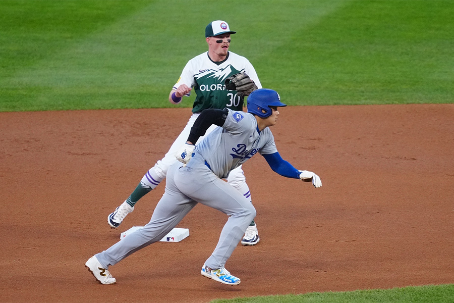 慌てて帰塁するドジャース・大谷翔平【写真：荒川祐史】