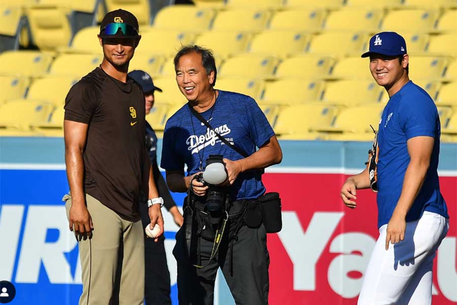 ダルビッシュ有と大谷翔平に挟まれるジョン・スーフー氏（写真はスクリーンショット）【写真提供：ロサンゼルス ドジャース/ジョン スーフー】