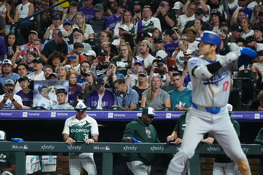 ドジャース・大谷翔平の打席でデコピンボードを掲げるファン【写真：荒川祐史】