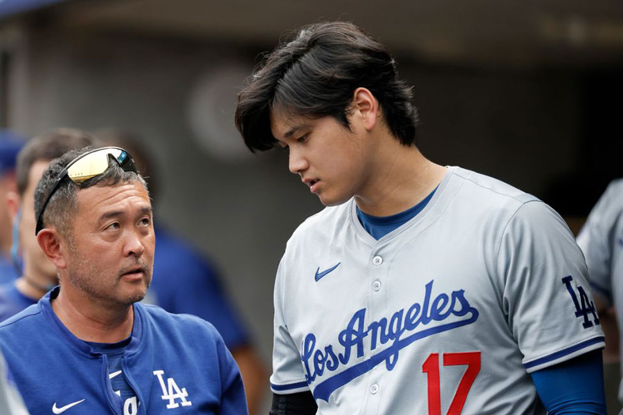 中島陽介トレーナー（左）とドジャース・大谷翔平【写真：Getty Images】