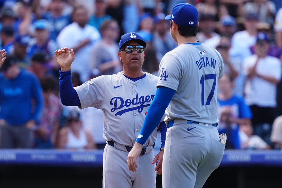 勝利を喜ぶドジャースのデーブ・ロバーツ監督（左）と大谷翔平【写真：荒川祐史】