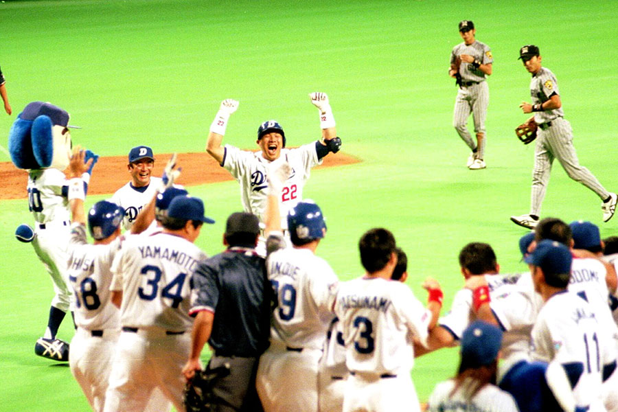 1999年9月26日の阪神戦で逆転サヨナラ3ランを放った山崎武司氏（中央）【写真提供：産経新聞社】