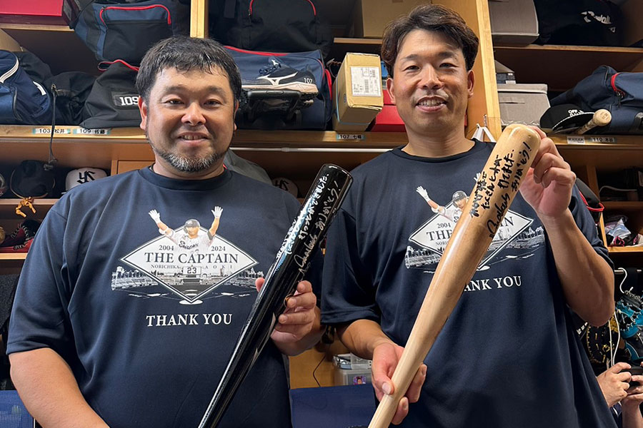 佐藤賢打撃投手（左）と七條祐樹打撃投手【写真：佐藤氏提供】