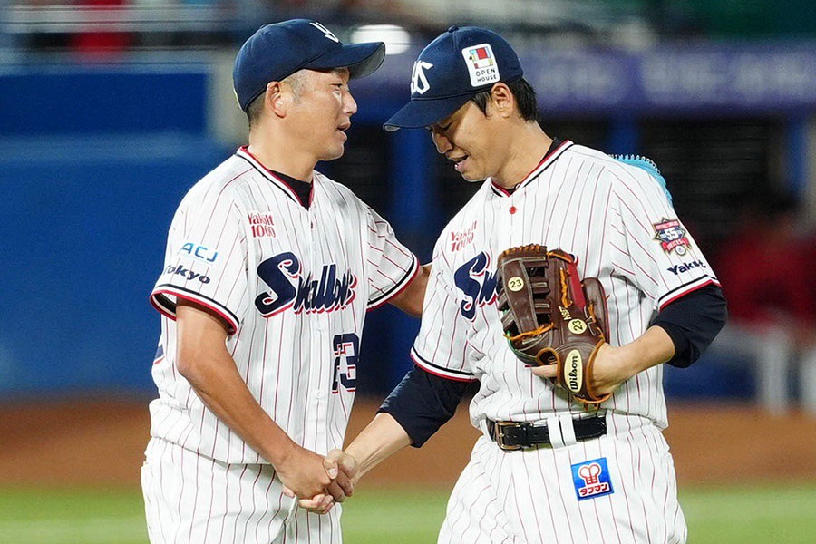 広島戦に登板したヤクルト・石川雅規と握手する青木宣親【写真：小林靖】