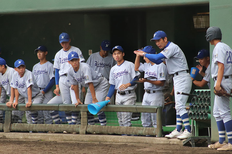 選手に指示を送る平塚学園・八木崇文監督（右から2人目）【写真：大利実】