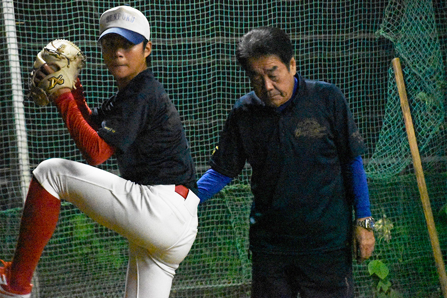 投球指導をする宮城仙北ボーイズの田中伸次監督【写真：川浪康太郎】