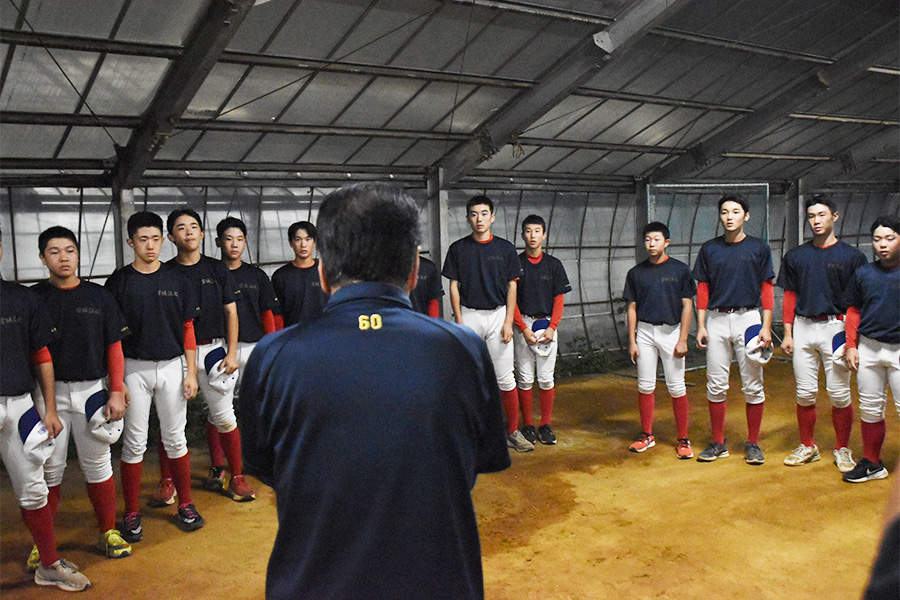 ビニールハウス2棟を室内練習場として使用【写真：川浪康太郎】