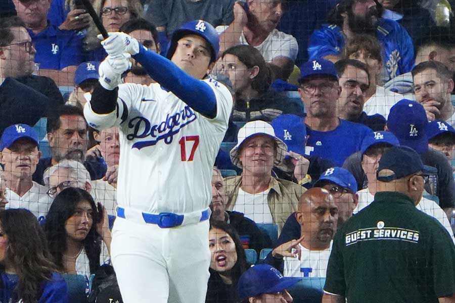 大谷翔平を見つめるブラット・ピット氏（右）とフリー氏【写真：荒川祐史】