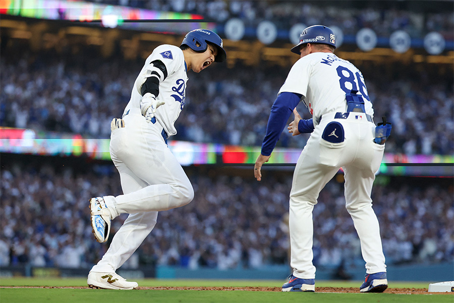 同点3ランを放ったドジャース・大谷翔平（左）【写真：ロイター】