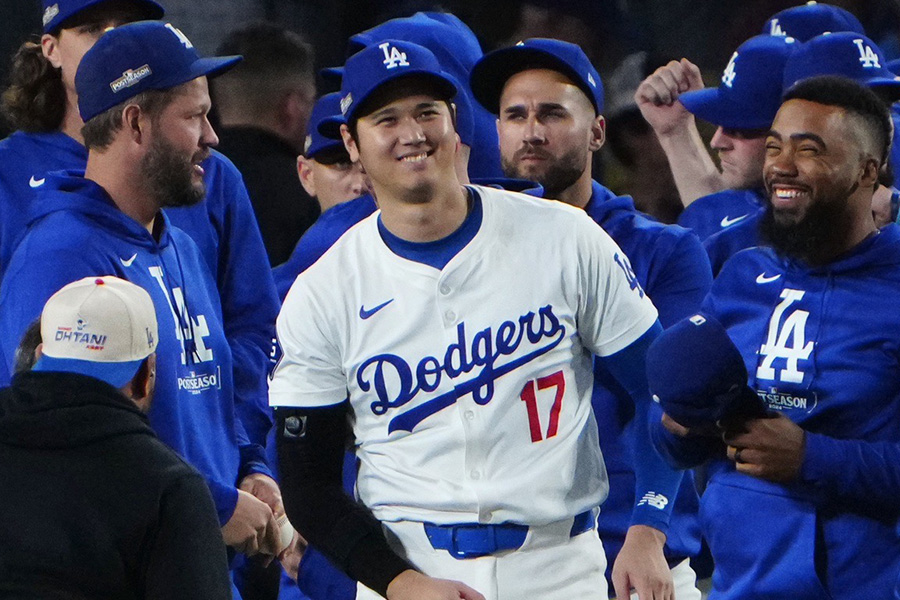 勝利を喜ぶドジャース・大谷翔平【写真：荒川祐史】