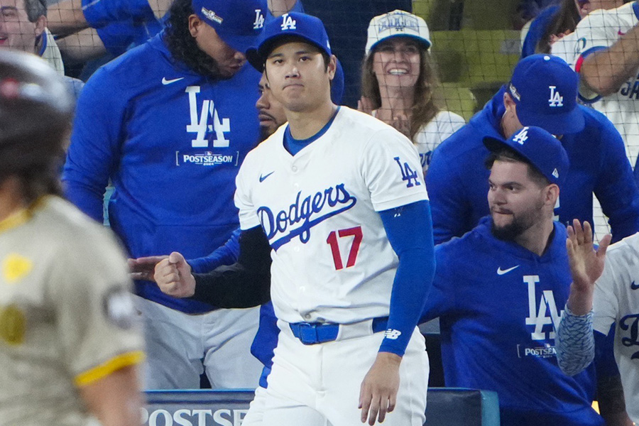 勝利を喜ぶドジャース・大谷翔平【写真：荒川祐史】