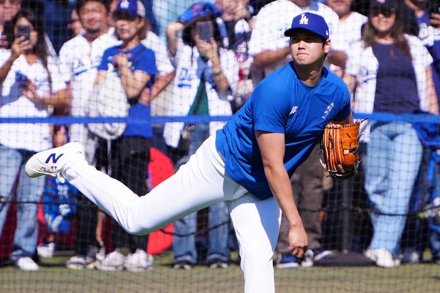 試合前にキャッチボールを行うドジャース・大谷翔平【写真：荒川祐史】