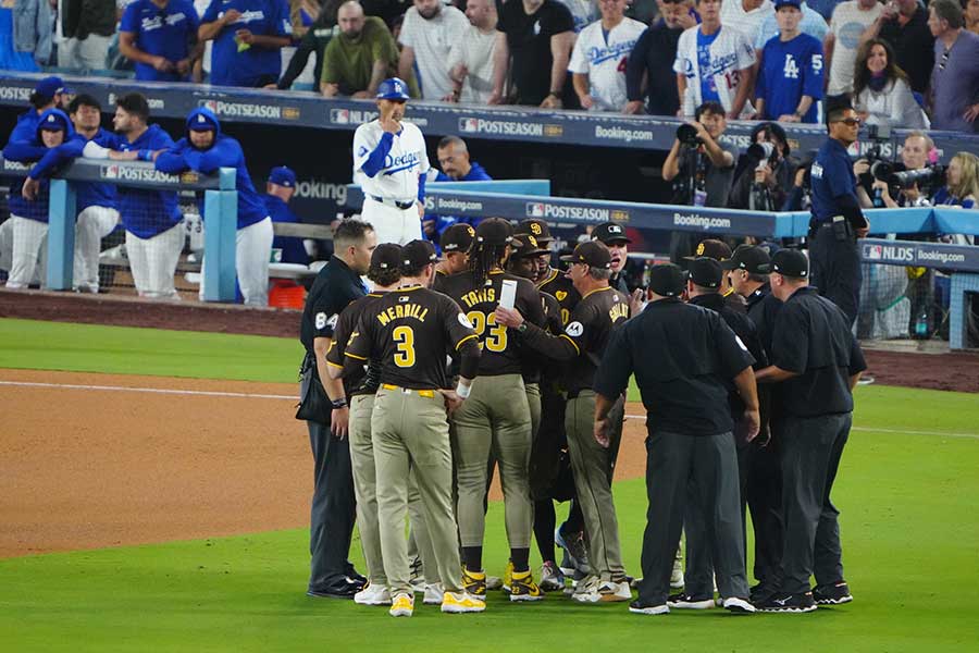 ドジャース戦の試合中、審判に抗議するパドレスナイン【写真：荒川祐史】