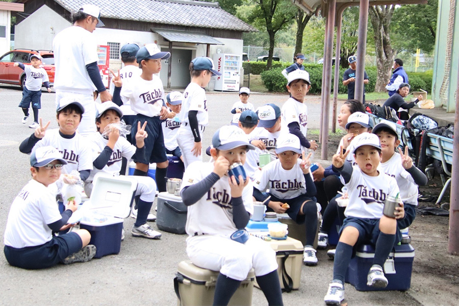 田沼アスレチックBBCの補食の様子【写真：チーム提供】