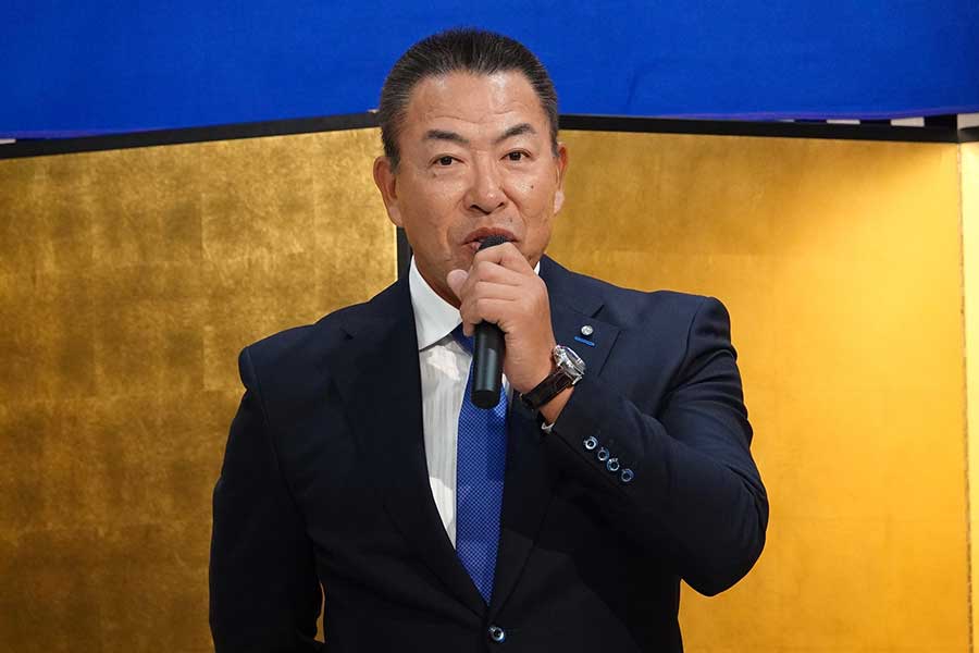 就任会見で意気込みを語る中日・井上一樹新監督【写真：小西亮】