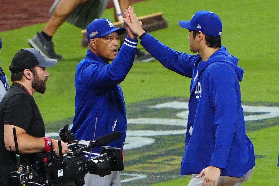 パドレス戦後にドジャース・大谷翔平とハイタッチするデーブ・ロバーツ監督【写真：荒川祐史】