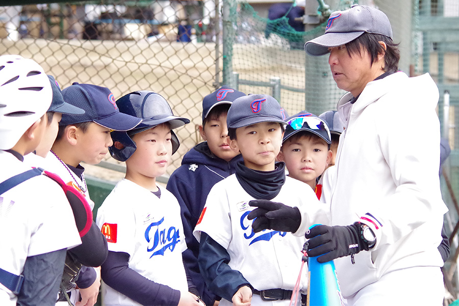 選手たちを指導する辻監督【写真：喜岡桜】