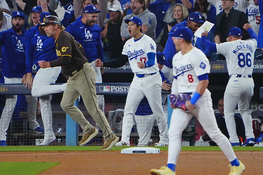 地区シリーズを突破し喜ぶドジャース・大谷翔平【写真：荒川祐史】