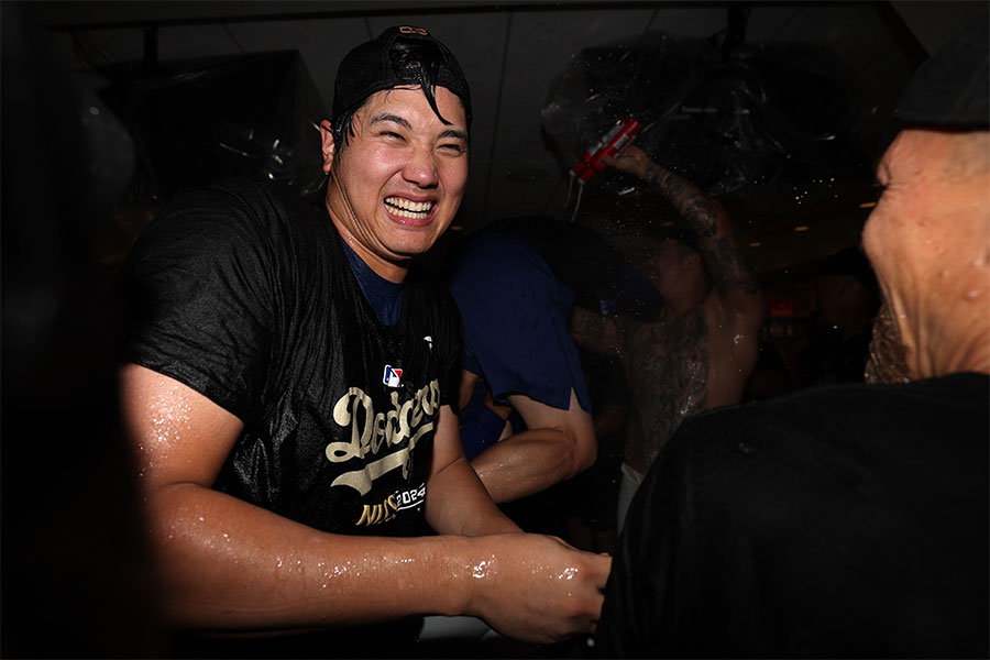 シャンパンファイトで笑顔を見せるドジャース・大谷翔平【写真：Getty Images】