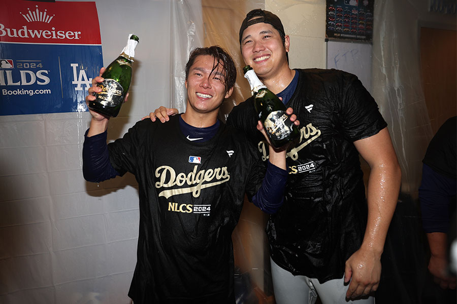 シャンパンファイトに参加したドジャース・大谷翔平（右）と山本由伸【写真：Getty Images】