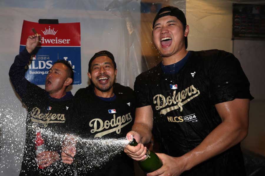 シャンパンファイトで笑顔を見せるドジャース・大谷翔平【写真：Getty Images】