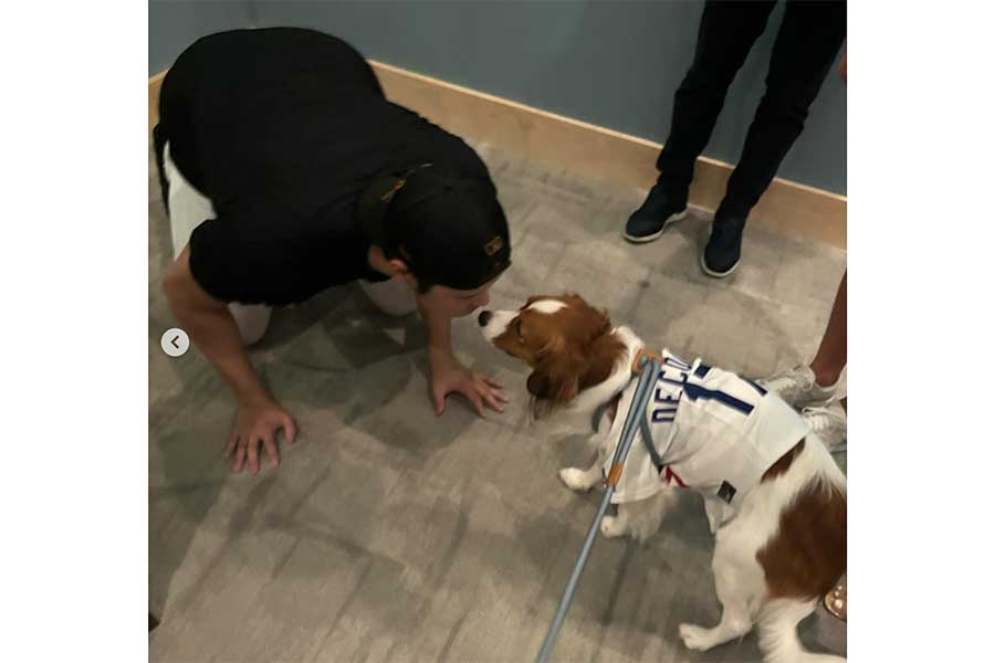 投稿された大谷翔平（左）と愛犬・デコピン（写真はスクリーンショット）