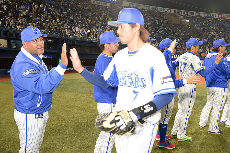 DeNA時代のアレックス・ラミレス氏と石川雄洋氏【写真提供：産経新聞社】