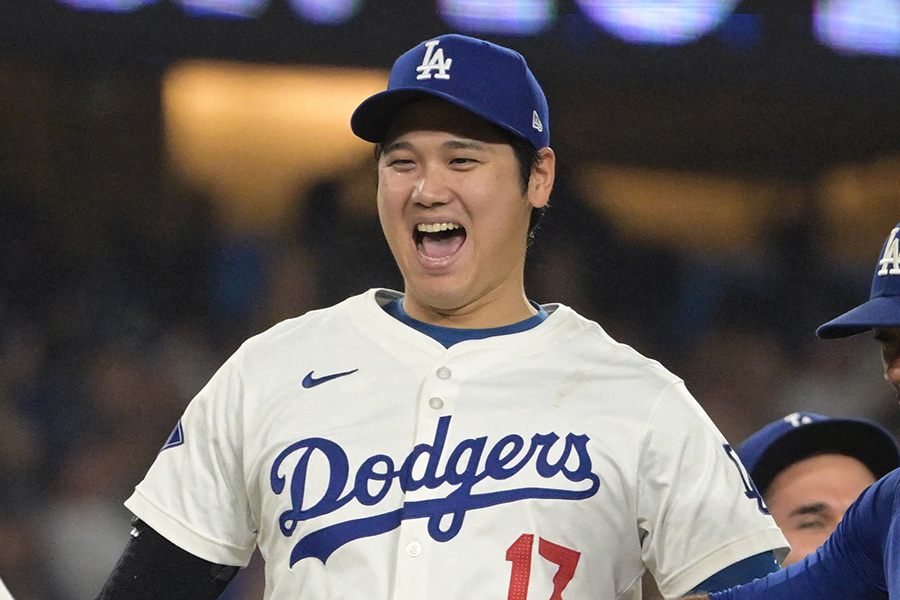 勝利を喜ぶドジャース・大谷翔平【写真：ロイター】