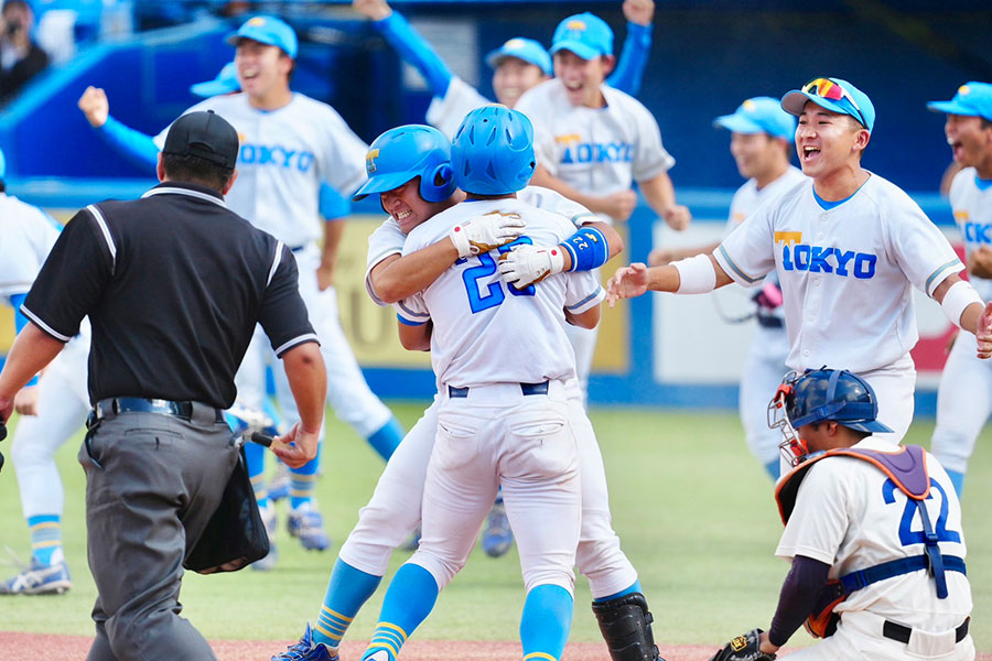 法大戦でサヨナラ勝利を収め喜ぶ東大ナイン【写真：小林靖】