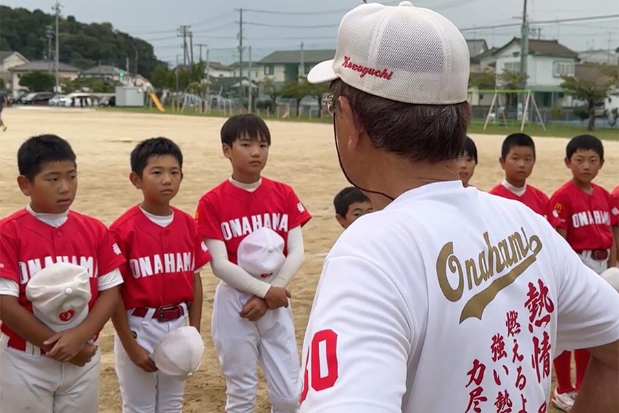 選手たちと話す小名浜少年野球教室の小和口有久監督【写真：編集部】