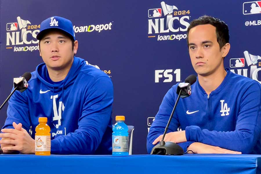 取材に対応したドジャース・大谷翔平（左）【写真：小谷真弥】