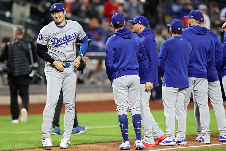 スタメン発表でグラウンドに登場したドジャース・大谷翔平【写真：Getty Images】