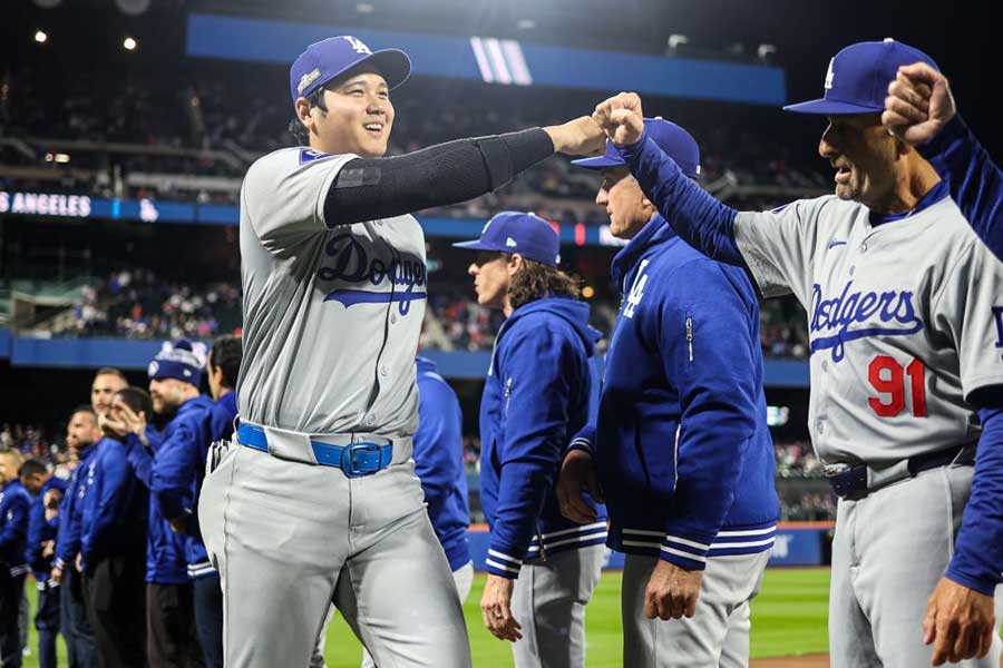 スタメン発表でグラウンドに登場したドジャース・大谷翔平【写真：Getty Images】