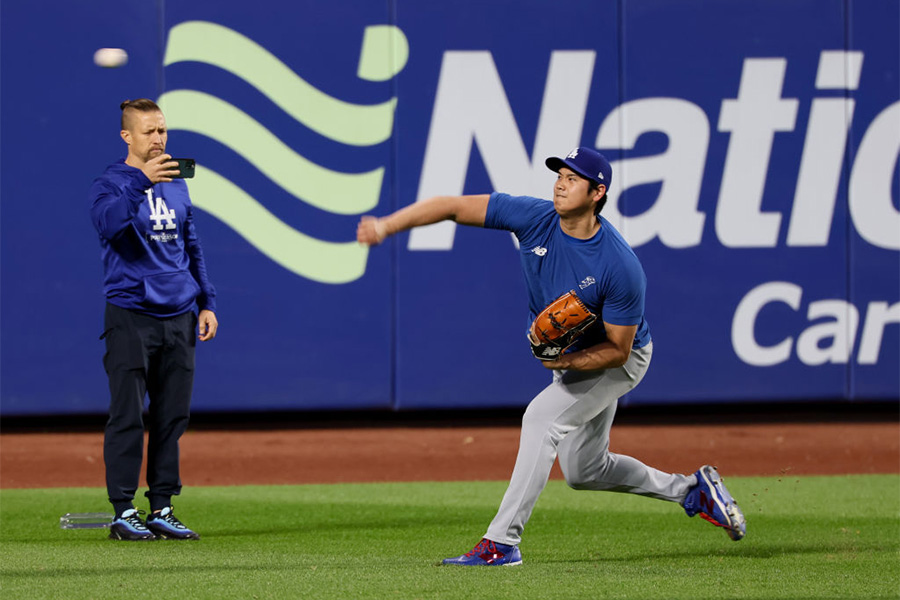 試合前にキャッチボールするドジャース・大谷翔平【写真：Getty Images】