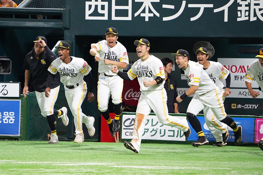 日本シリーズ進出を喜ぶソフトバンクナイン【写真：冨田成美】