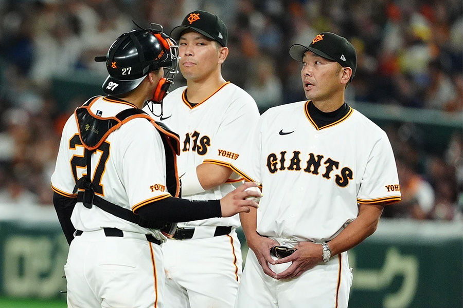 巨人・阿部慎之助監督（右）【写真：小林靖】