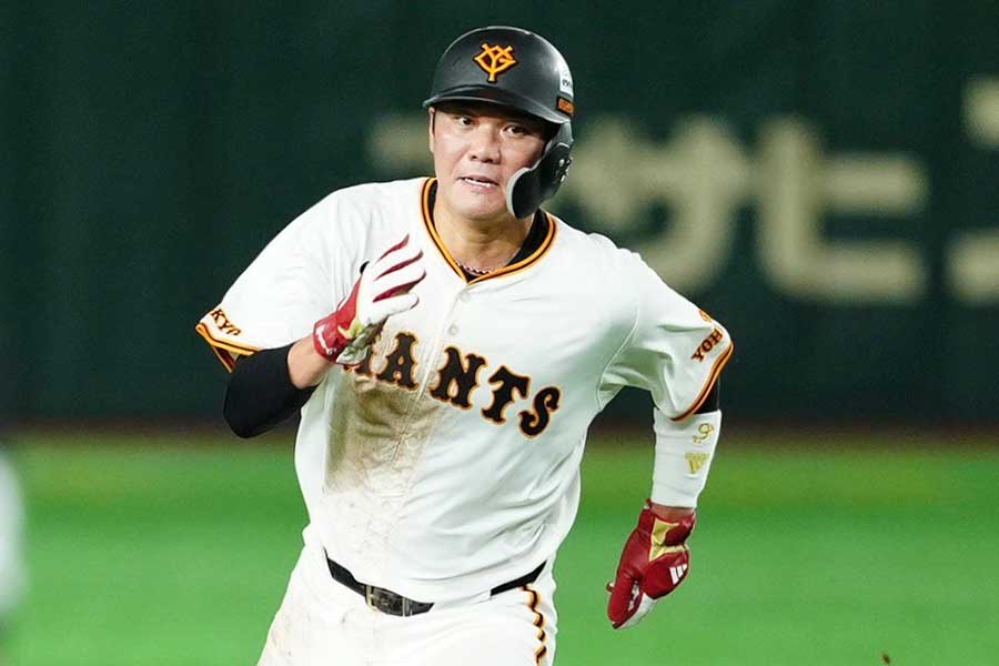 7回、激走を見せる巨人・坂本勇人【写真：小林靖】