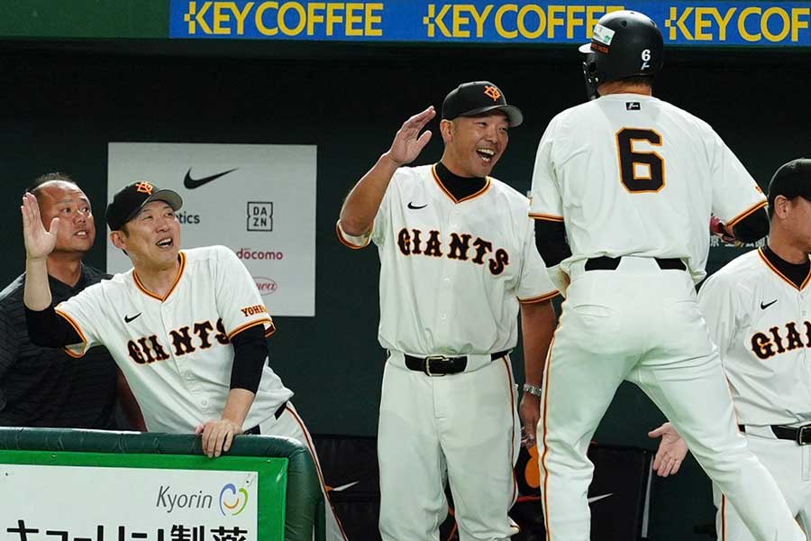 7回、生還した巨人・坂本勇人を迎える阿部慎之助監督【写真：小林靖】