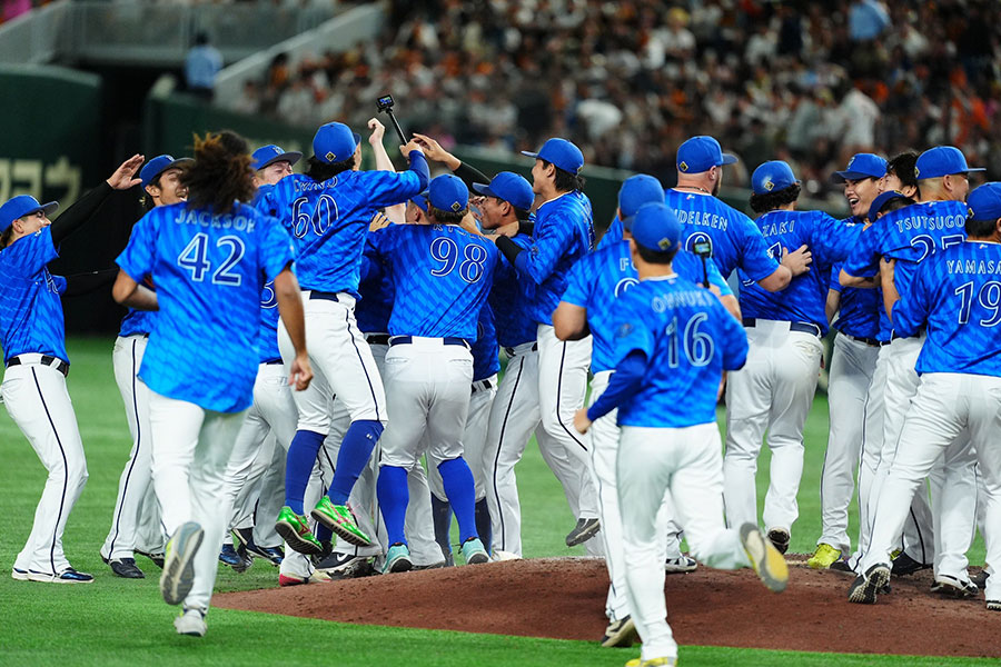 マウンドで勝利を喜ぶDeNAナイン【写真：小林靖】